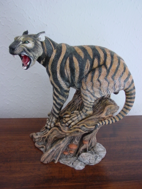 And some artists have deliberately depicted Thylacoleo with a pattern and colour scheme matching what’s shown in Martin’s photo. The model here is (I think) by Jeff Johnson, the painting by Markus Bühler…