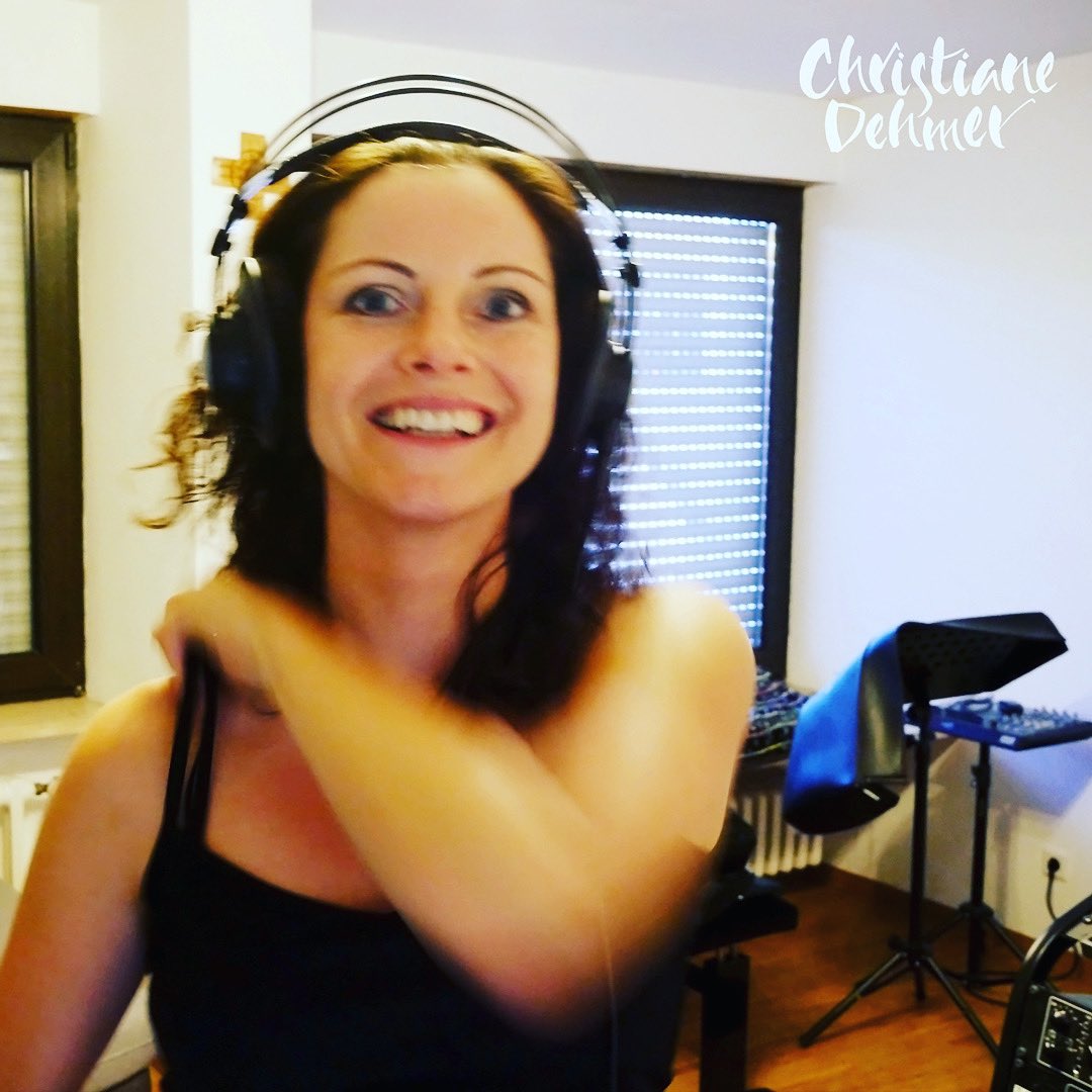 Christiane__De's tweet photo. Testhören ist erfolgreich: Die Mixe sind fertig 🎶😃 Bald wird die #EP_ZUSAMMEN erscheinen: Mit Musik, die durch #Krisenzeiten hilft…
#ChristianeDehmer #zusammensindwirstärker #zusammenhalten https://t.co/RafQ1VAKJ0