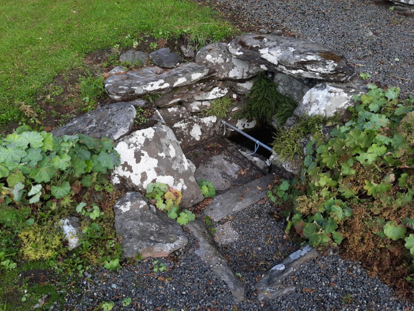 It is built close to the territorial boundaries between Múscraige Mittine and Eóganacht Locha Léin, two of the local kingdoms. I think this was good political practice for the time. Trying to stay in with both sides. pictured is one of the 2 Holy wells on site (Tobar Ghobnatan)