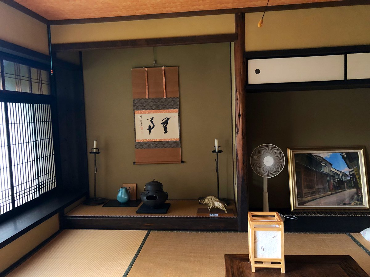 oniwastagram's tweet photo. ⛳️嘉雲亭⑥。
リノベという言葉を冒頭で使ったけど現代的になっているわけではなく、限りなく元の姿のままでエアコンとかはない。ですが、夜は虫籠窓から涼しい風が。

玄関のミセの間にある井戸を用いたしつらえがとても印象的なのですが、⇨

#町家 #旅館 #古民家 #奈良 #橿原 https://t.co/CGNH2xeRER