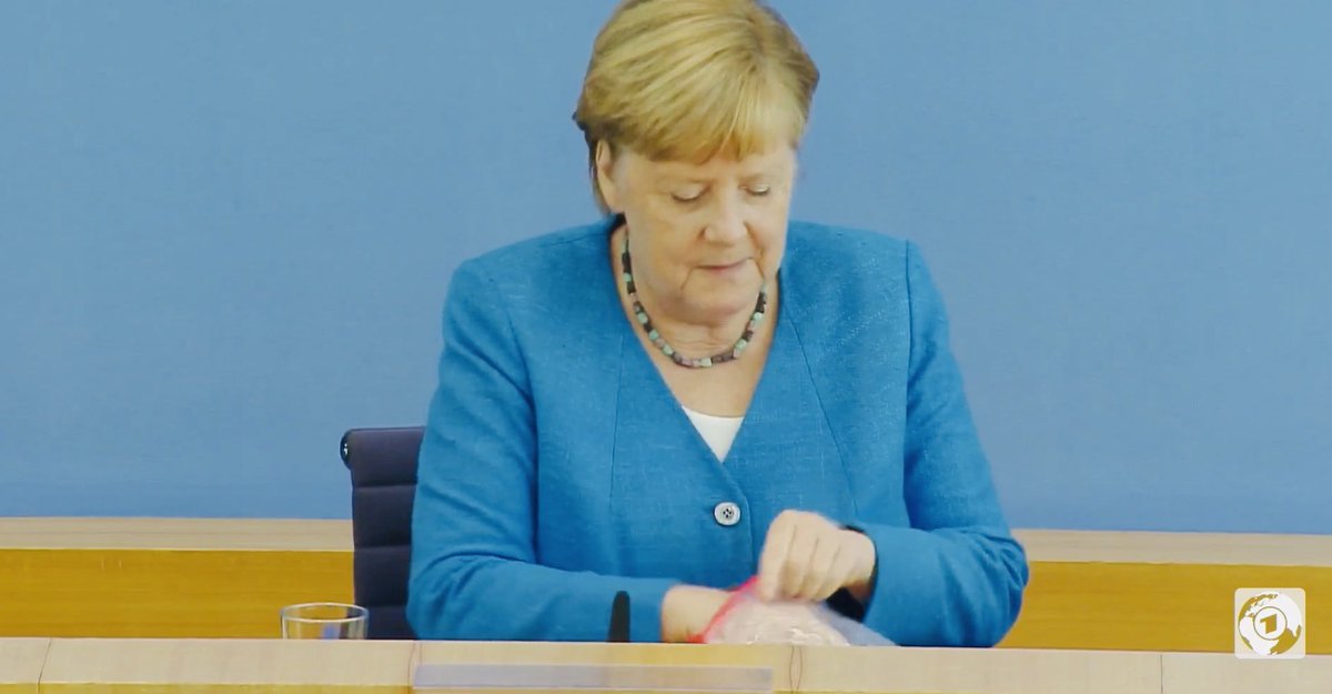 IlkaLochner's tweet photo. Und dann zieht sie ihr ZipLock Beutelchen aus der Hosentasche, setzt ihre Maske auf und geht.
Ich werde sie sooo vermissen!
#SommerPK https://t.co/uZJ8xpvNK0