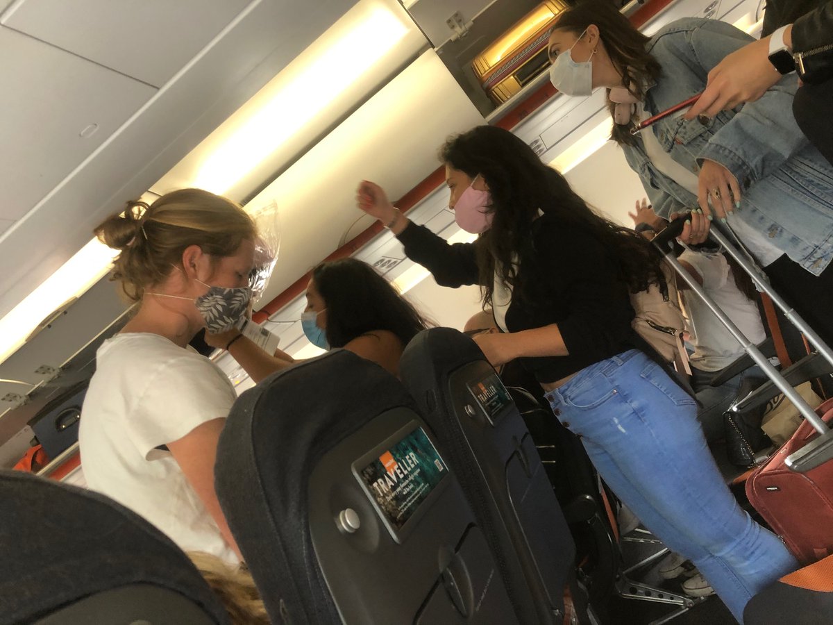 CatarinaAmaral_'s tweet image. This is clearly a lot safer than an audience watching a show. @BorisJohnson_MP