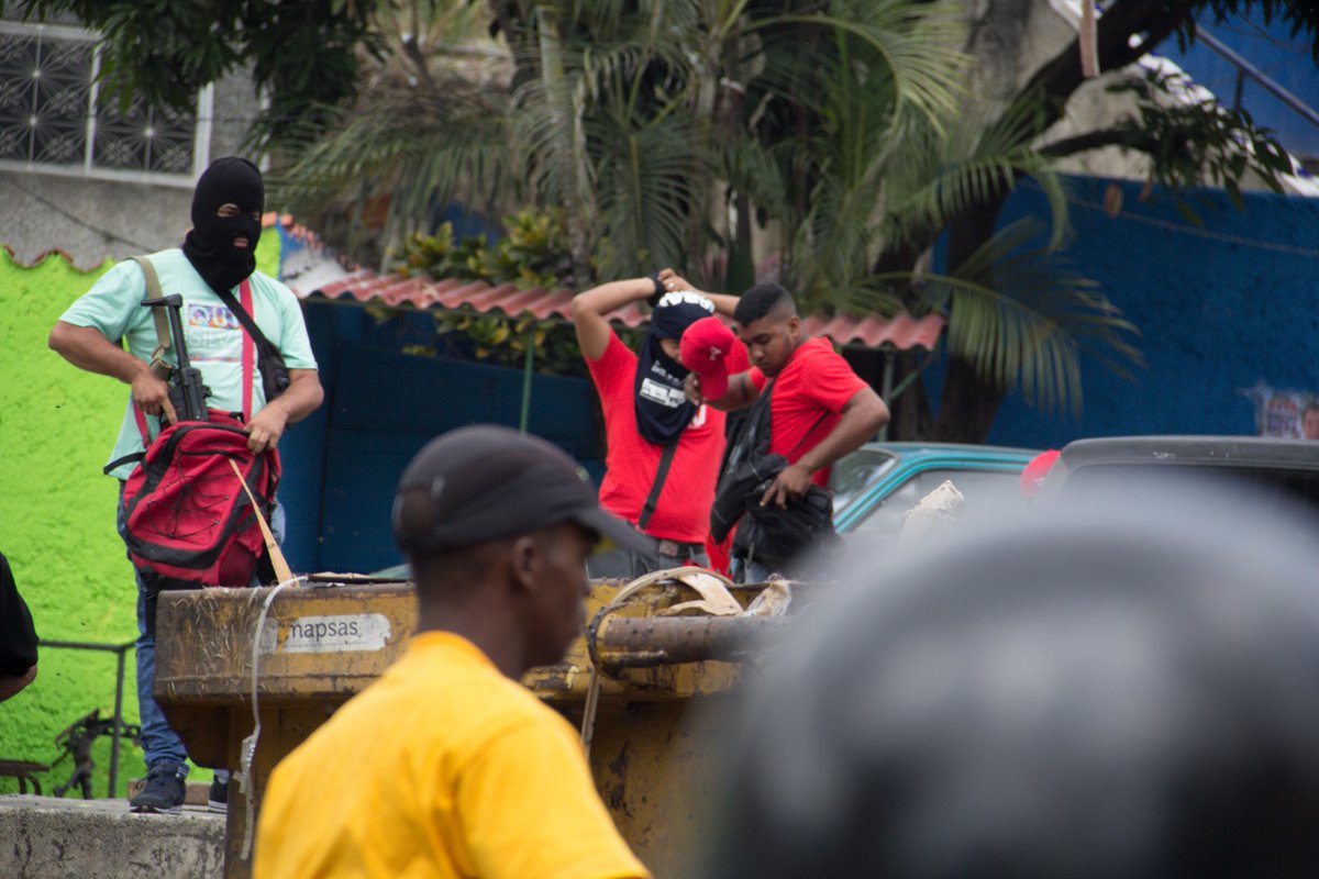 I've been researching protest violence in  #Venezuela at  @CrimSL_TO since 2015, focusing on the role that armed militias play in protest policing practices.I never imaged back then that we'd be seeing "colectivos armados" in the U.S. before I even defended my thesis.