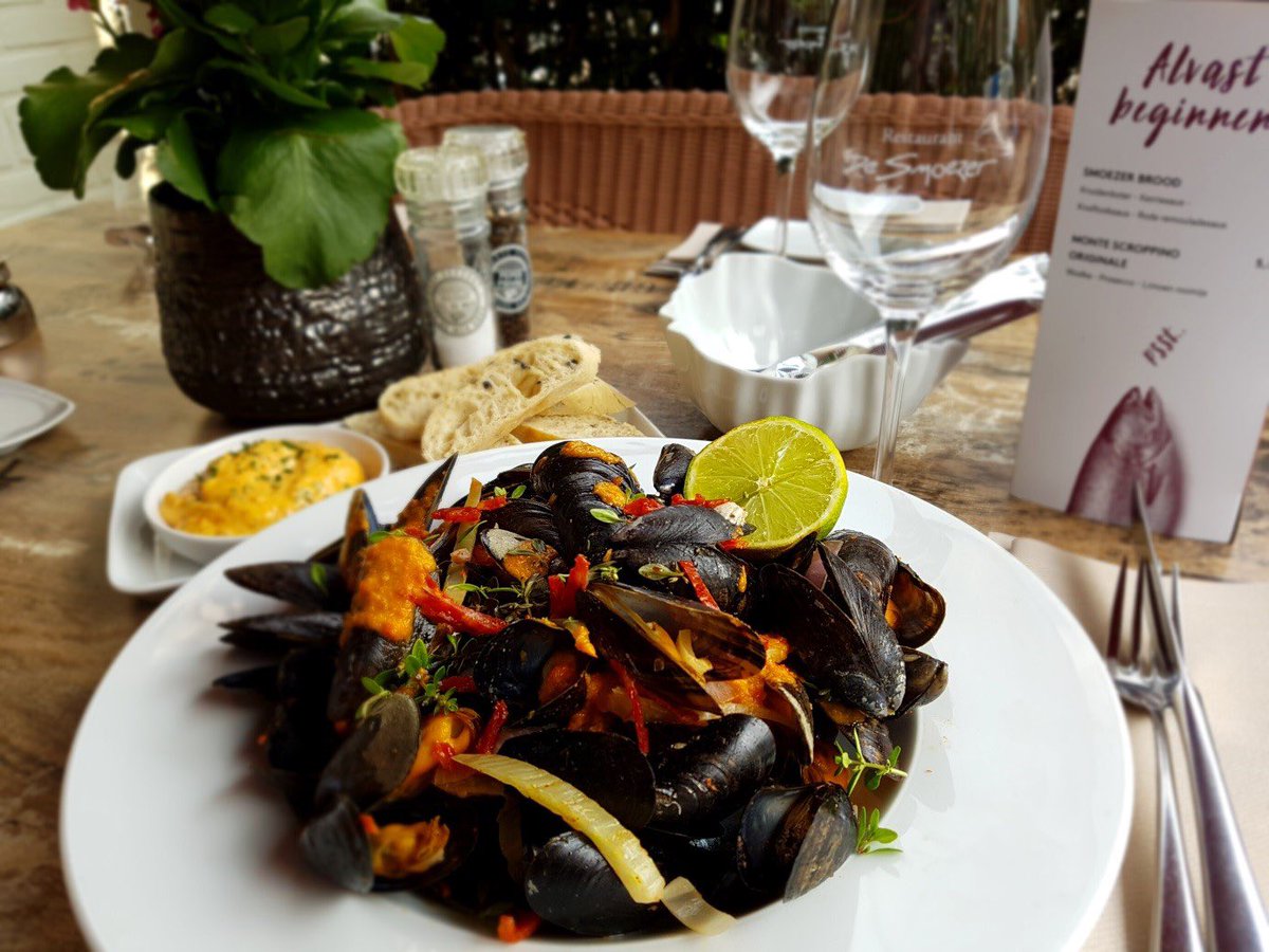 Momenteel specialiteit in De Smoezer:

Mosselen! 

Keuze uit klassieke of Spaanse bereiding. Een lekker glas sauvignon blanc erbij en uw diner is compleet.

desmoezer.nl/dinerkaart/