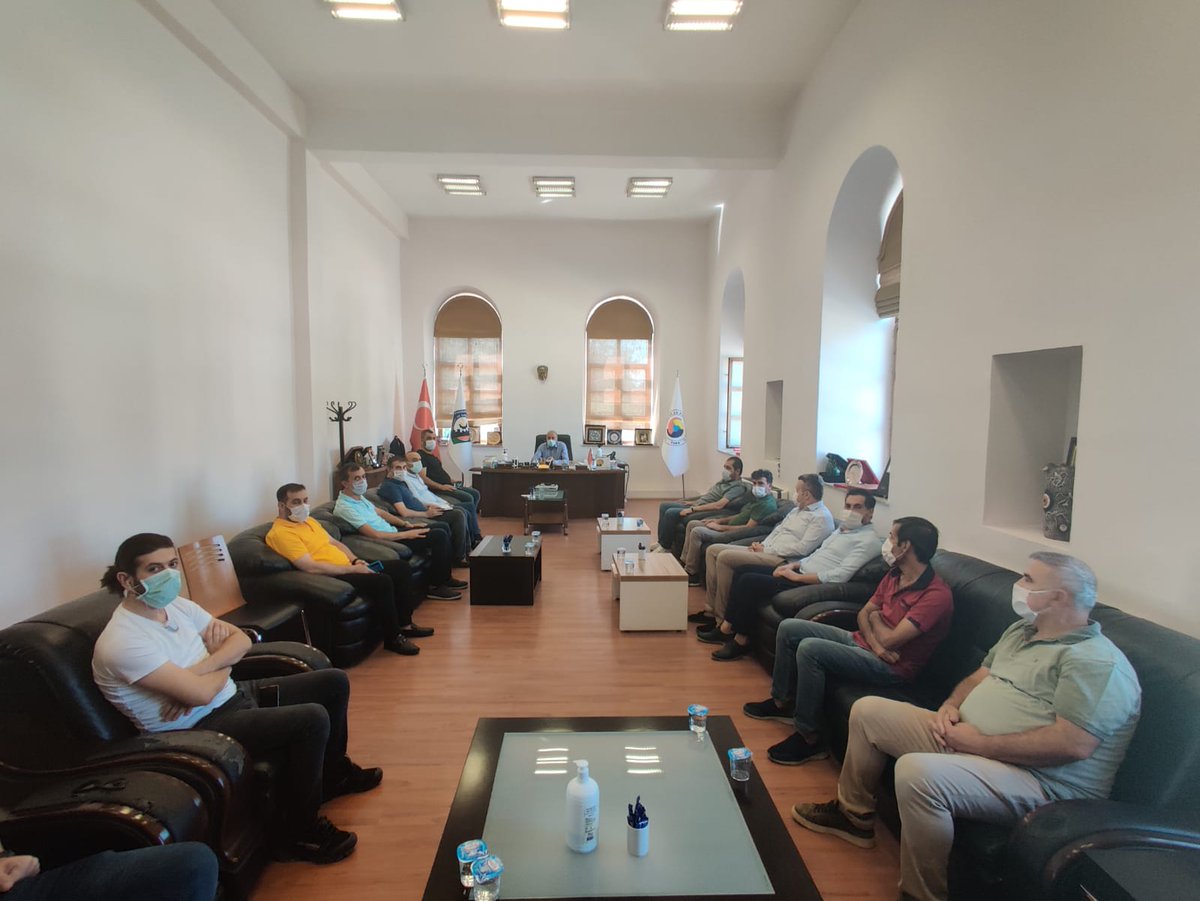 DiyarTSO's tweet photo. Diyarbakır’da faaliyet gösteren Medikal Sektörünün temsilcileri,  Odamız Yönetim Kurulu Başkanı @kayadb ’yı ziyaret ederek, kamu kurumlarından ödeme alamadıklarını ve sorunlarının çözülmesi için talep ve önerilerini dile getirdiler. https://t.co/7Rc5FuYDvP