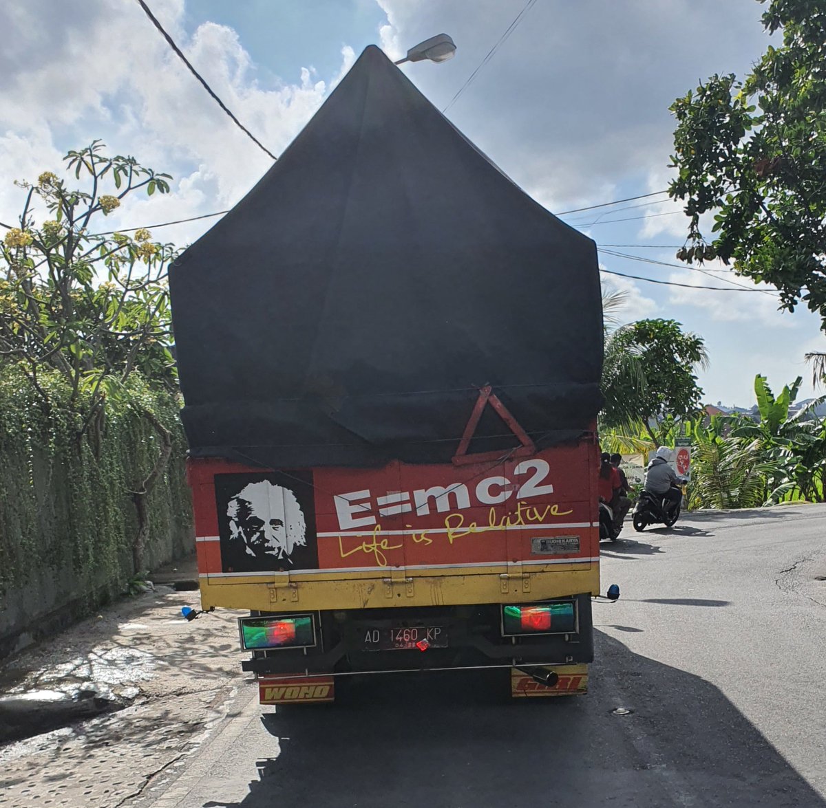 Supir truk yang berpendidikan tinggi...
#trukpasir