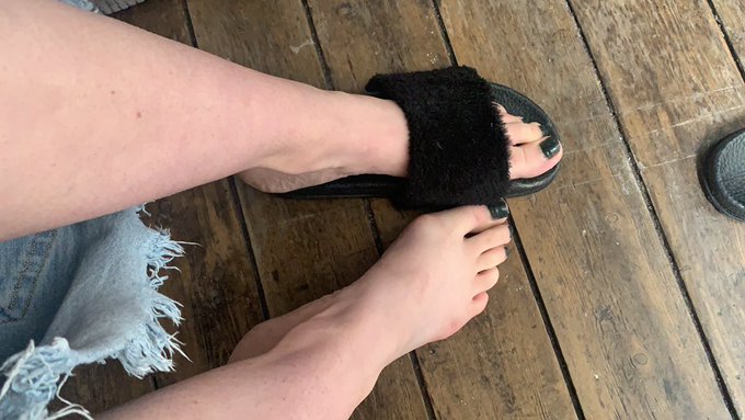 Entrain de pisser je trouve sa tellement dommage j&rsquo;aurai aim&eacute; hydrater une chienne m&eacute;ritante de ma pisse💧<a href="/tag/paypig"class="tags"><span>#paypig</span></a><a href="/tag/fetichistes"class="tags"><span>#fetichistes</span></a><a href="/tag/queenisback"class="tags"><span>#queenisback</span></a><a href="/tag/moneymiss%20"class="tags"><span>#moneymiss </span></a>