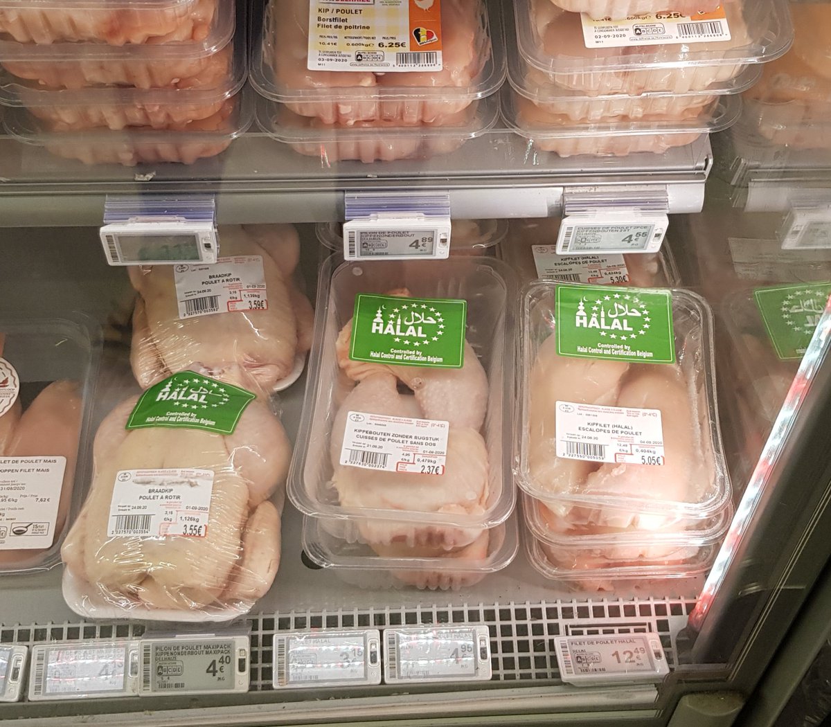 Produit hallal au #Delhaize. Garantie abattu dans la souffrance et traduction en arabe en prime. Ne rien dire c'est laisser l'islamisation gagner du terrain. #boycottdelhaize