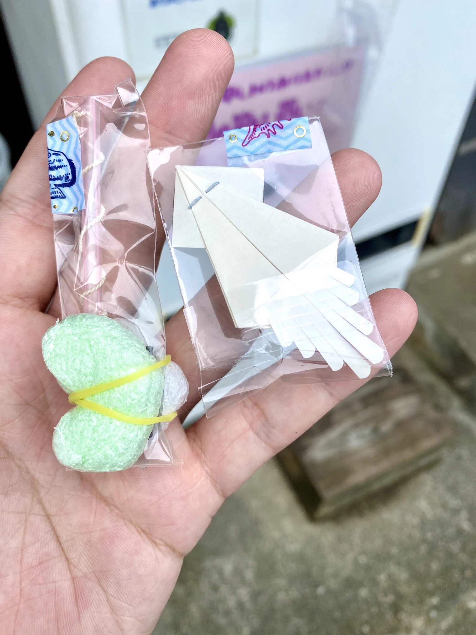 旅行者に大人気！？10円の風船金魚や30円の魚の折り紙が売られている自販機！