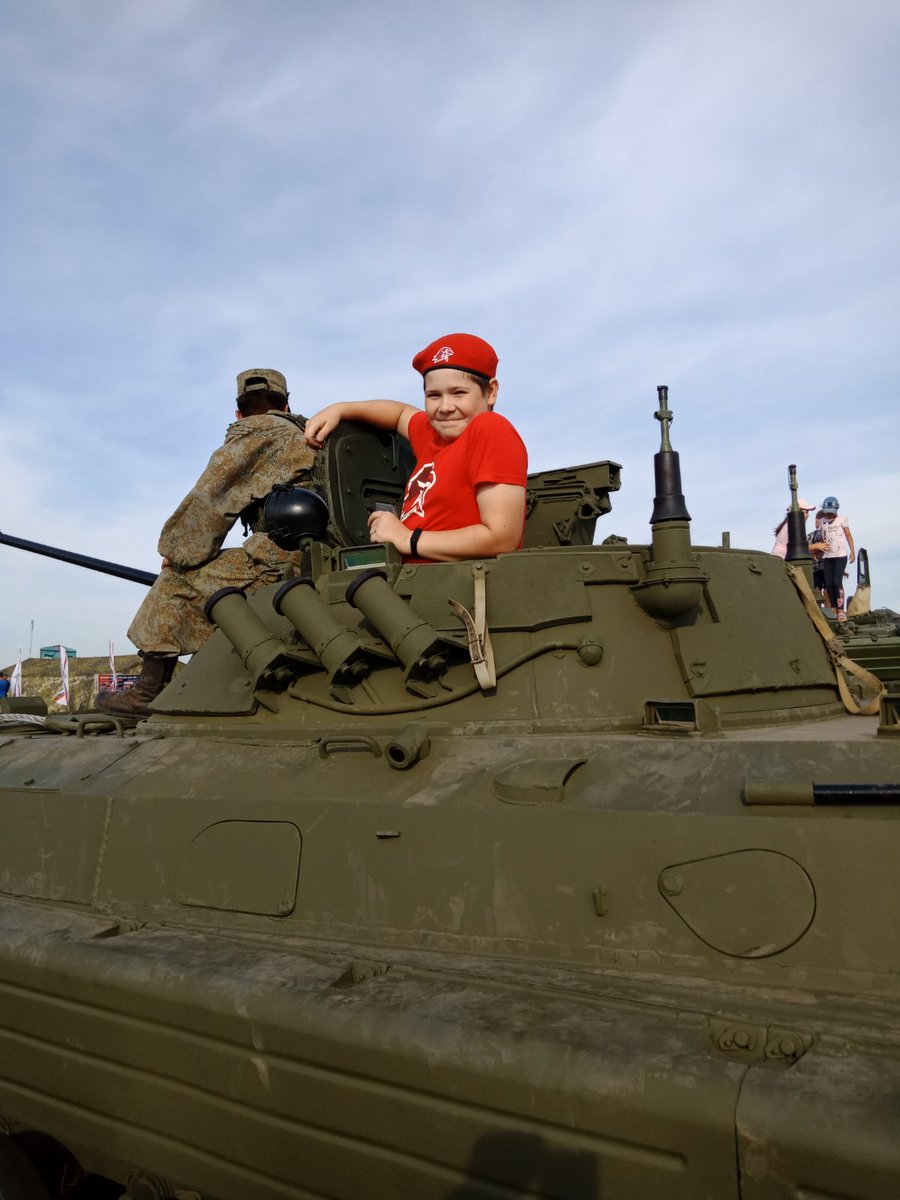 Юнармейский отряд барабанщиков Центра дополнительного образования выступил на Международном военно-техническом форуме «Армия-2020» на полигоне ПГТ Рощинский. Большое спасибо педагогу Кирзону И. Я. за подготовку ребят.