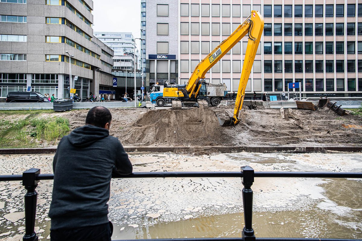 duicnl's tweet photo. Utrechters opgelet, de singel is bijna weer rond. Het laatste hapje zand wordt vandaag weggehaald tussen Hoog Catharijne en de Marga Klompรฉbrug. Er rest alleen nog een laatste dam https://t.co/cOmmr9pffE via @duicnl #Utrecht #cu2030 https://t.co/qAtrn0uZ5G