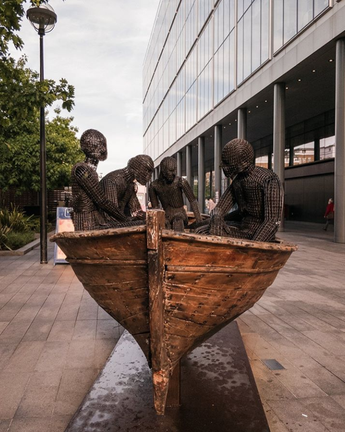 Wooden Boat with Seven People is an installation by the Greek sculptor Kalliopi Lemos, which lives here in Spitalfields. It features an authentic boat that used to transport refugees from Turkey to the shores of the Greek islands. bit.ly/34ty6CD
📷 @biancaluciarus