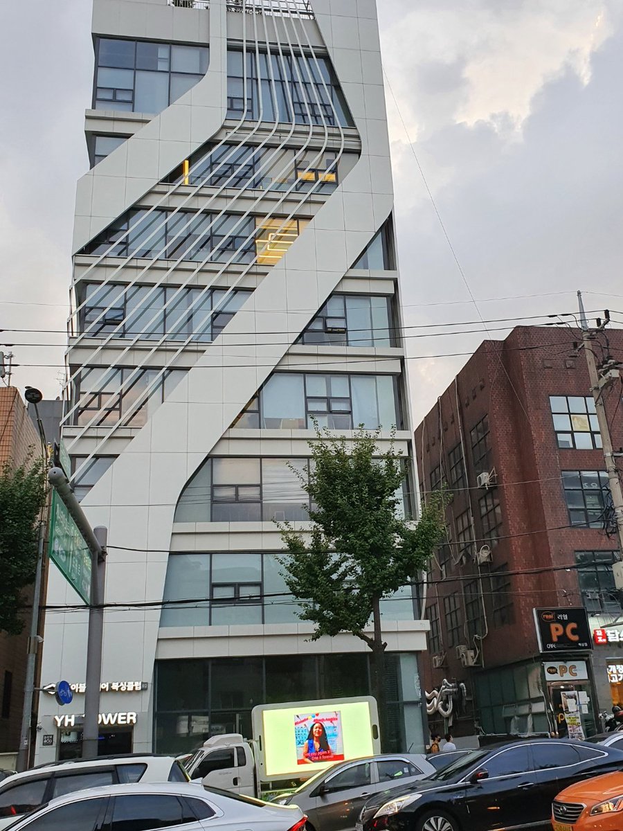 WingsForX1's tweet photo. [ Day 2 🦋 ]
Our LED Truck visited Yuehua Entertainment today. 
#잊지마요_원잇이_곁에있단걸
#Oneit_X1_LikeAlways https://t.co/lkfBgKy6ux