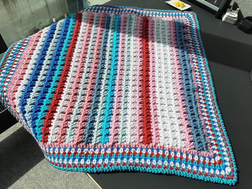 How amazing is this #ClimateAction 'purls of wisdom' piece by Mary from the Trim knitting and crochet group. This beautiful piece depicts the temperature in Europe from 1940 to 1967 #climatecrisis #creativecrafting #everypiecetellsastory