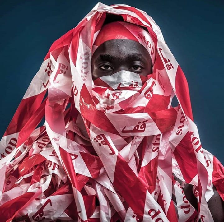 #MyAfroShootPix Friday! The confinement from #Senegal with the artist Siaka Soppo Traoré. The symbolic veil of #senegalese women wear here by a man, with a ribbon mentionning in red "قف" means "stop" in #arabic. #lifeart #realart #covid #globalart #blacknarrative #afroshoot