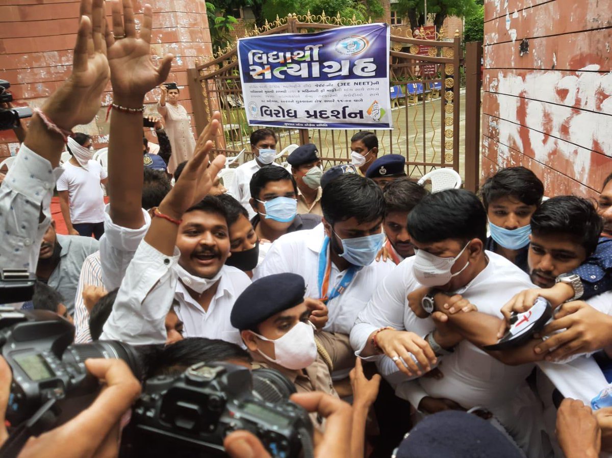 Imdineshpurohit's tweet image. JEE-NEET की परीक्षा स्थगित की माँग कर रहे गुजरात कांग्रेस अध्यक्ष श्री @AmitChavdaINC व @NSUIGujarat के साथियो को अहमदाबाद पुलिस द्वारा गिरफ्तार करना अलोकतांत्रिक है। हम JEE-NEET परीक्षा स्थगित करने की मांग करते हैं।
#AntiStudentsModiGovt 
#SpeakUpForStudentSafety