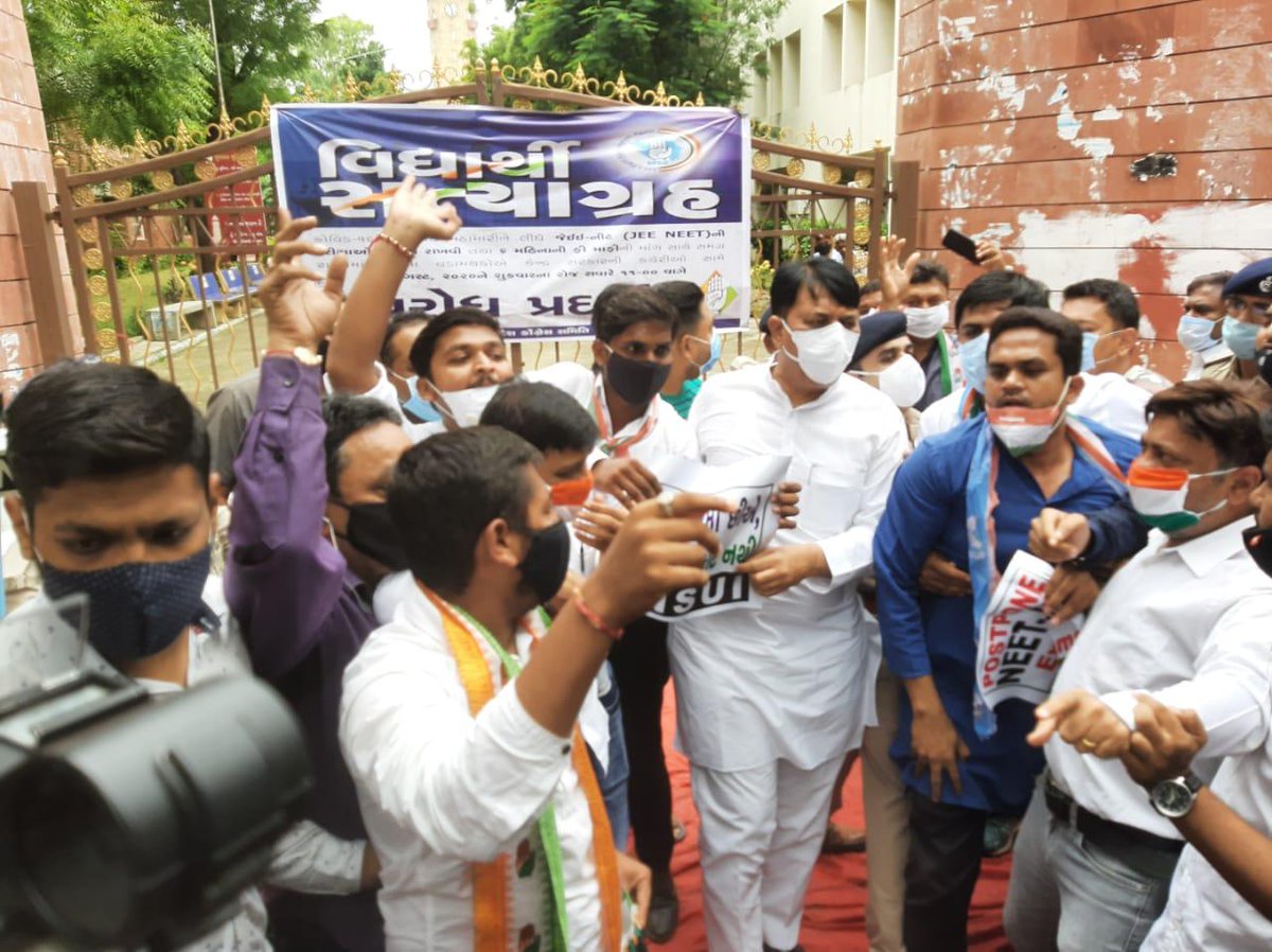 Imdineshpurohit's tweet image. JEE-NEET की परीक्षा स्थगित की माँग कर रहे गुजरात कांग्रेस अध्यक्ष श्री @AmitChavdaINC व @NSUIGujarat के साथियो को अहमदाबाद पुलिस द्वारा गिरफ्तार करना अलोकतांत्रिक है। हम JEE-NEET परीक्षा स्थगित करने की मांग करते हैं।
#AntiStudentsModiGovt 
#SpeakUpForStudentSafety