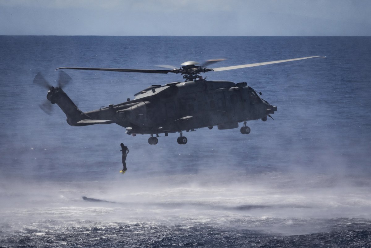 A member of #HMCSRegina’s dive team jumps into the water from the side door of a CH-148 Cyclone Maritime helicopter during a diver training flight off the coast of Hawaii during Exercise #RIMPAC 2020, August 22, 2020.

Photo : MS Dan Bard, #CFCombatCamera #ComCamCanada