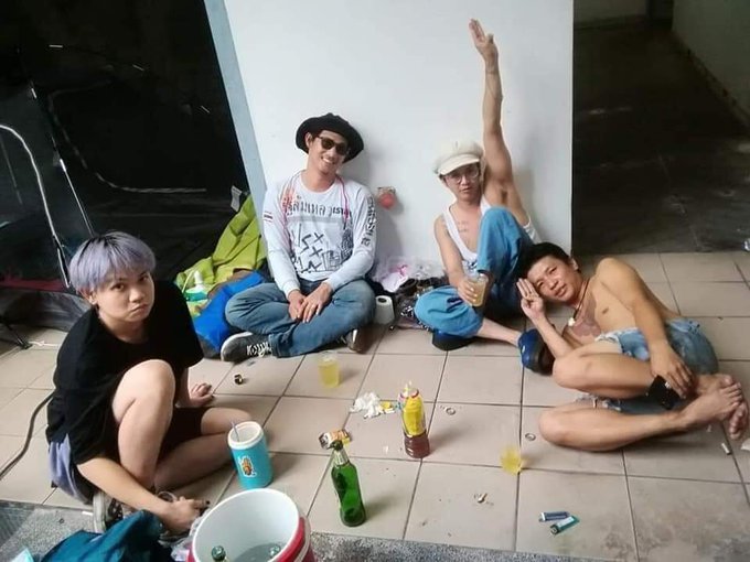 POOMZ97843451's tweet photo. ประนามความเหี้ย แดกกันจนเมาแล้วคึกคะนองเอาสีไปสาดใส่เจ้าหน้าที่ เลวสุดๆคนแบบนี้ #แอมมี่ https://t.co/ThyHycjRmu