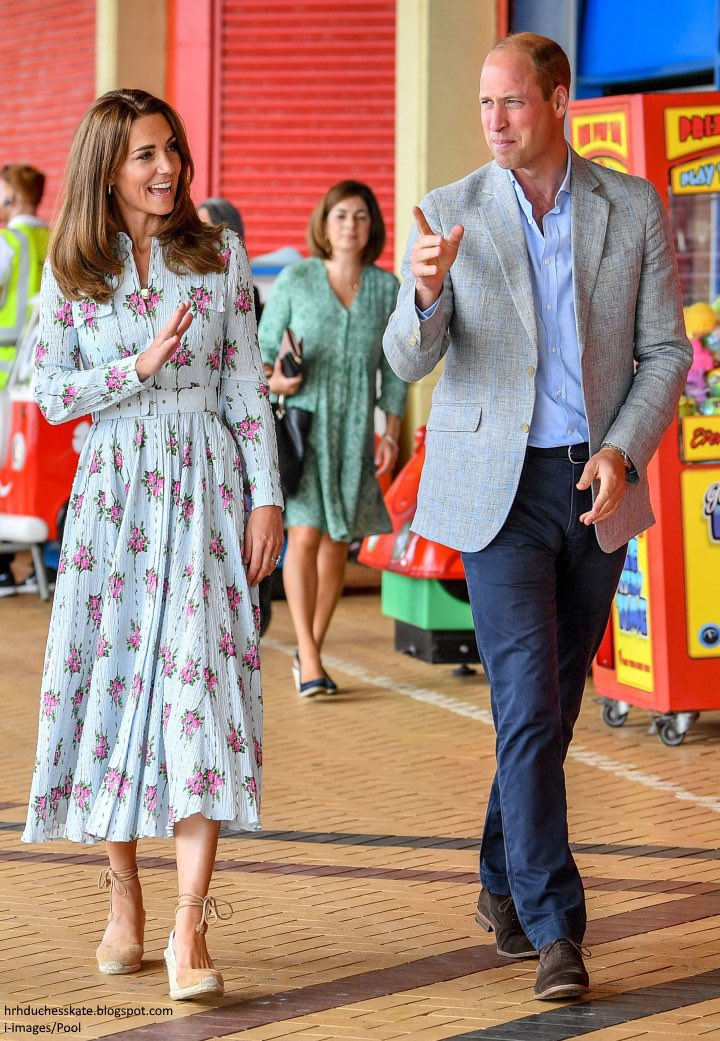 [THREAD] Just for comparison on  @KensingtonRoyal’s very strange social media recently! I’m comparing their day trip to Barry Island this year with their day trip to Bradford in January 