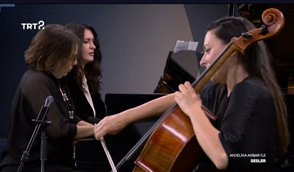 anjelikaakbar's tweet photo. CelloPianoDuo Dilbağ Tokay ve Emine Serdaroğlu, hazırlayıp sunduğum "Anjelika Akbar ile SESLER"
programına konuk olKenoldulardilerine çok teşekkür ediyorum⚘
@CelloPianoDuo #cellopianoduo @DilbagTokay @emineserdaroglu #trt2
#anjelikaakbarilesesler https://t.co/zveW2QfJ97