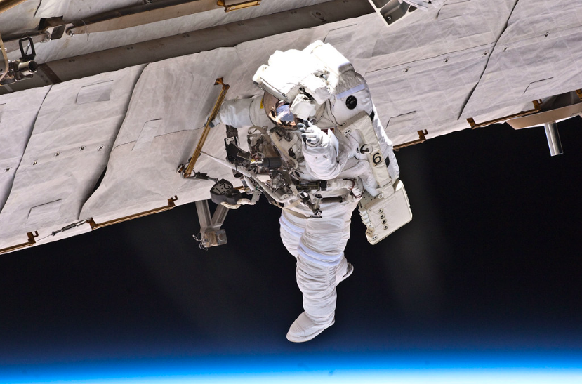 astro_g_dogg's tweet photo. 'Spacewalk' is an interesting name because when you're out in free space your legs mostly just get in the way. It's all about your hands and your forearms - you use them to grip, squeeze and propel yourself forward, so maybe we should call it a 'Spacecrawl' https://t.co/rYpba0tZZT