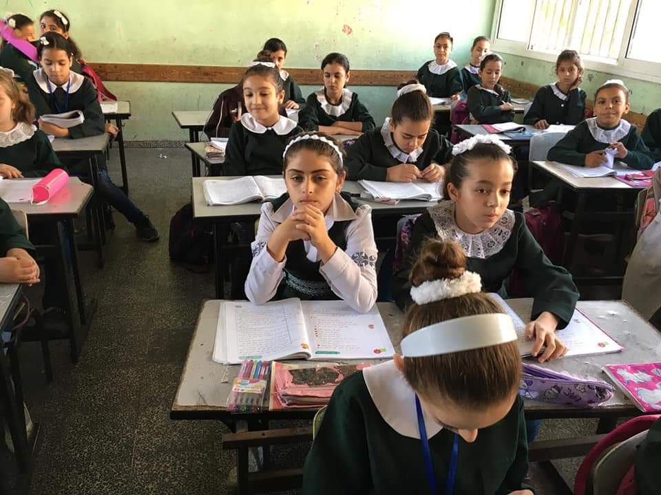 اشتقنا للمدرسه 
زهقنا الحجر الصحي والجلوس بلبيت 😓😓