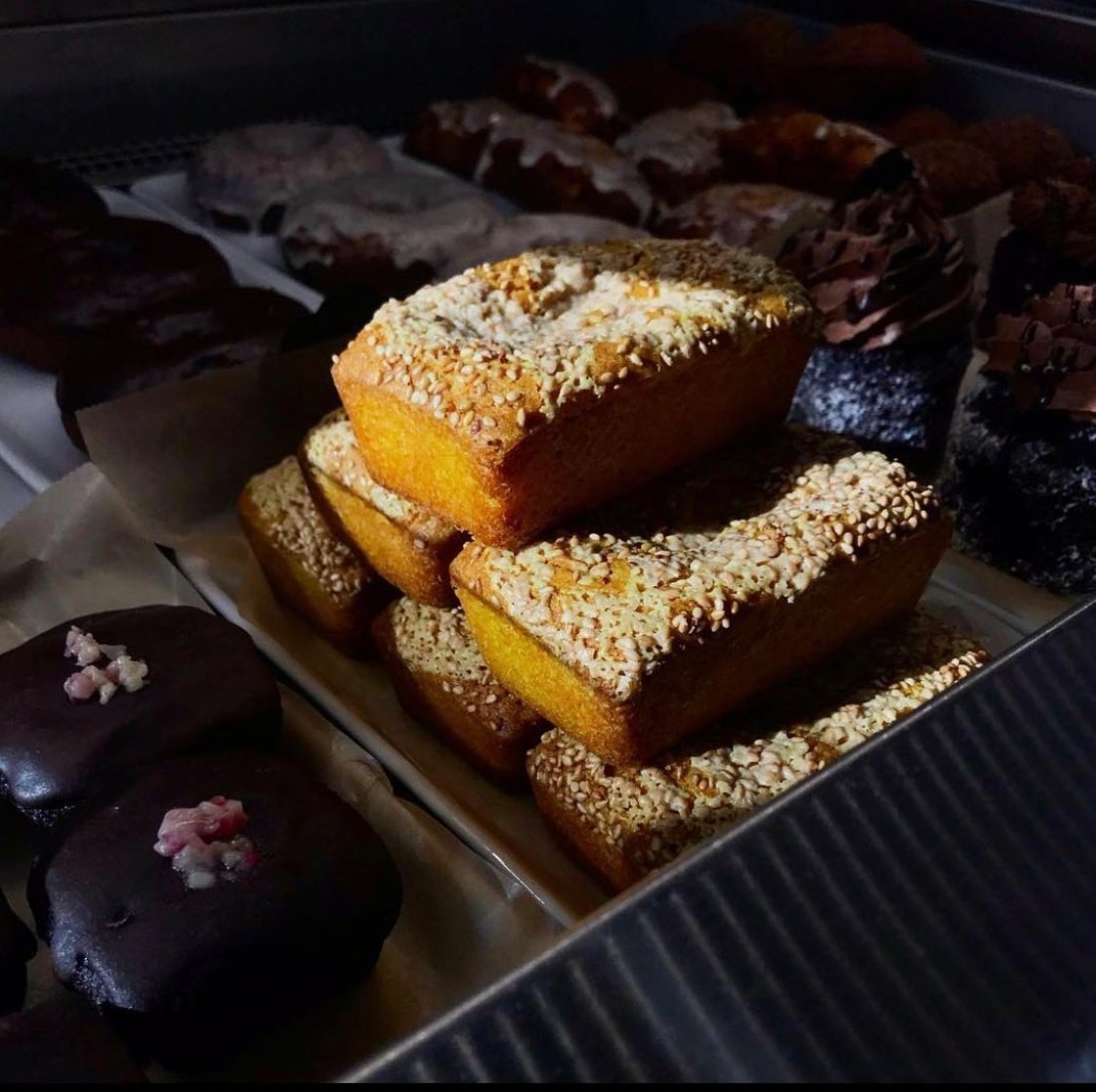 FreshLevant's tweet photo. Spotlight on our morning loaves! 🍞🔦These treats take everything you love about cakes &amp; muffins &amp; combines them in one beautiful loaf, perfect for breakfast/dessert/snacking! Choose one of our delicious flavors &amp; treat your friends, family, co-workers, or yourself! https://t.co/tg0KAojKSI