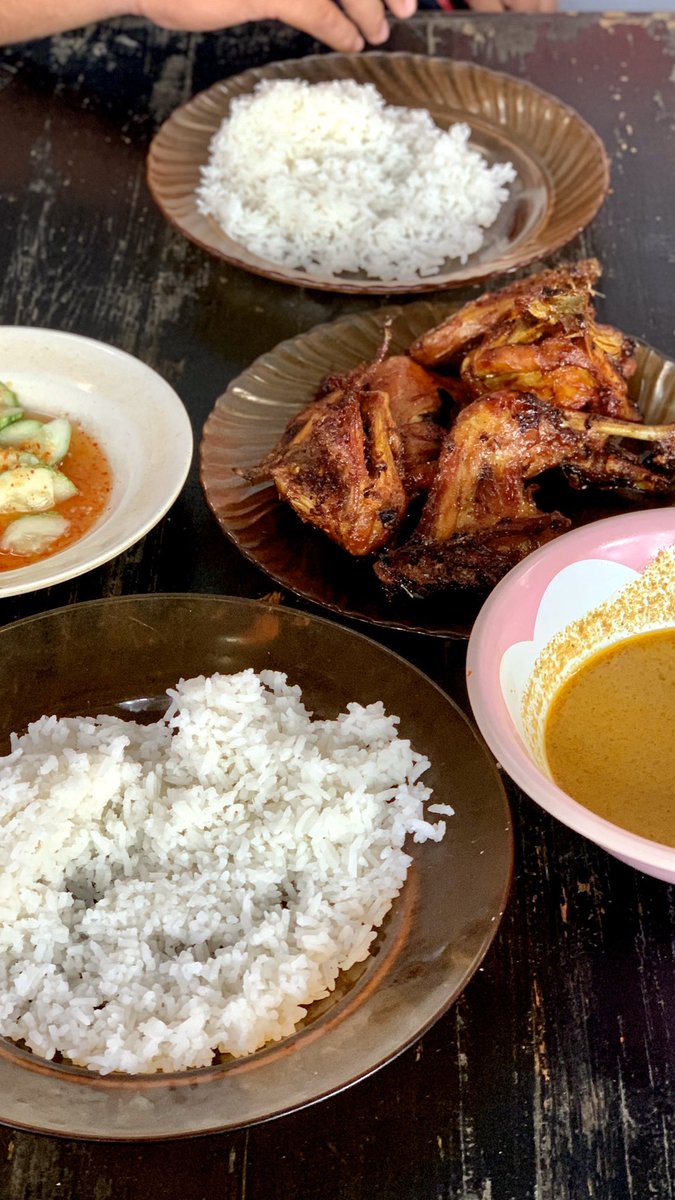 Ja Nasi Ayam Kampung Maduone of the best place for breakfast & lunch. lauk simple jah, ayam kampung goreng, gulai ngan sambal nyicoh  sedak dooh nah.