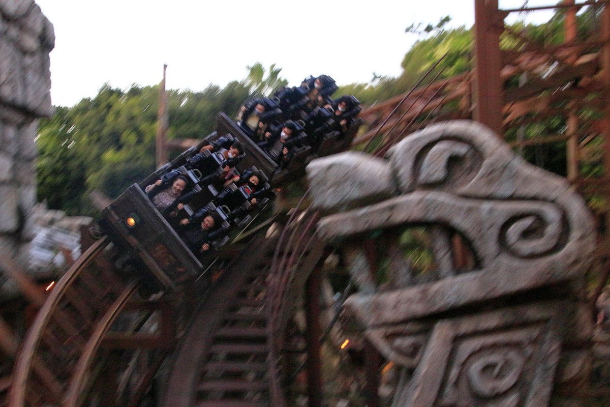 麻陳豆腐 08 26 東京ディズニーシー レイスピも夕方の部 日が沈みかけ 空は白く地は黒く 空気もだんだん涼しくなる時間 コースターに乗るにはいい時間帯です 降りた後にはライドの撮影にも挑戦 乗り物オタクですがジェットコースターは初撮影でした笑