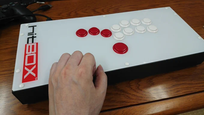 hitBOX赤いボタンがスティックに該当するんだけど、手前のでかいボタンが↑で、残りが左から、←、↓、→っていうのが脳みそ訳わかんなくなってこうなってた 