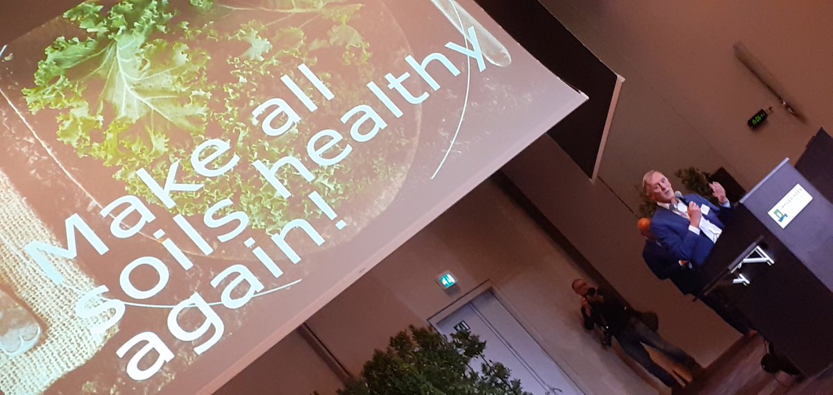 And the finals of the Soil Challenge have started! Arthur Mol is welcoming all present, including Jeroen Dijsselbloem, Cees Veerman, and the of course the main actors of today: all students that gave it their all and made it to the finals.
#soilchallenge #wur #healthysoils