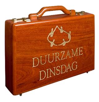 Op dinsdag 1 september is het weer Duurzame Dinsdag, de Prinsjesdag van de Duurzaamheid. Vernieuwende initiatieven uit de samenleving krijgen dan een podium in politiek Den Haag. Wil je er bij zijn? Dat kan! We livestreamen dit jaar het hele programma. 
duurzamedinsdag.nl