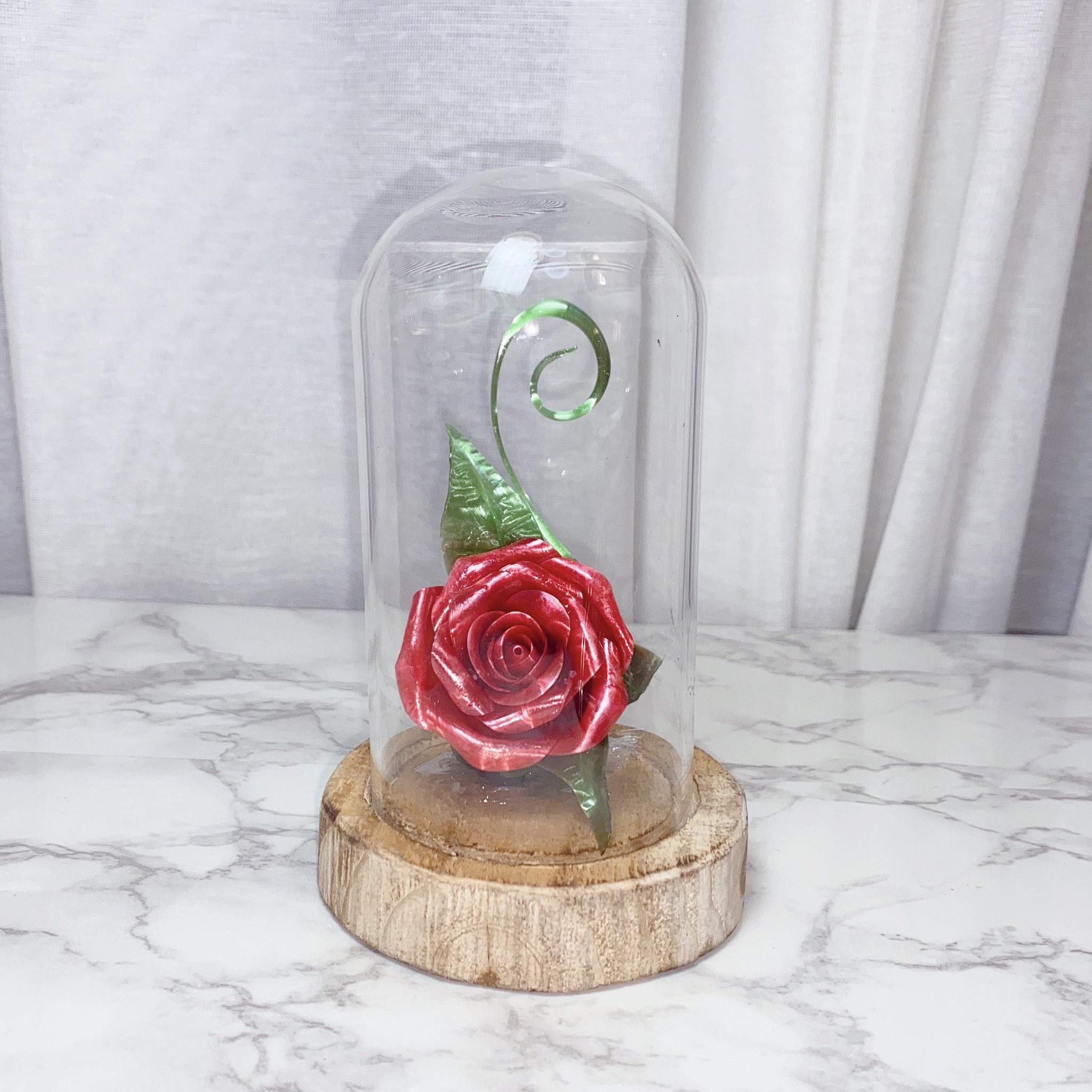 柊末 紗英 メランコメルト この前作った飴細工の薔薇に葉っぱとツルも作って付けてみました 100均で見つけたガラスドームに入れたら美女と野獣みたい 週末の飴職人 T Co W70ywydnk7 Twitter