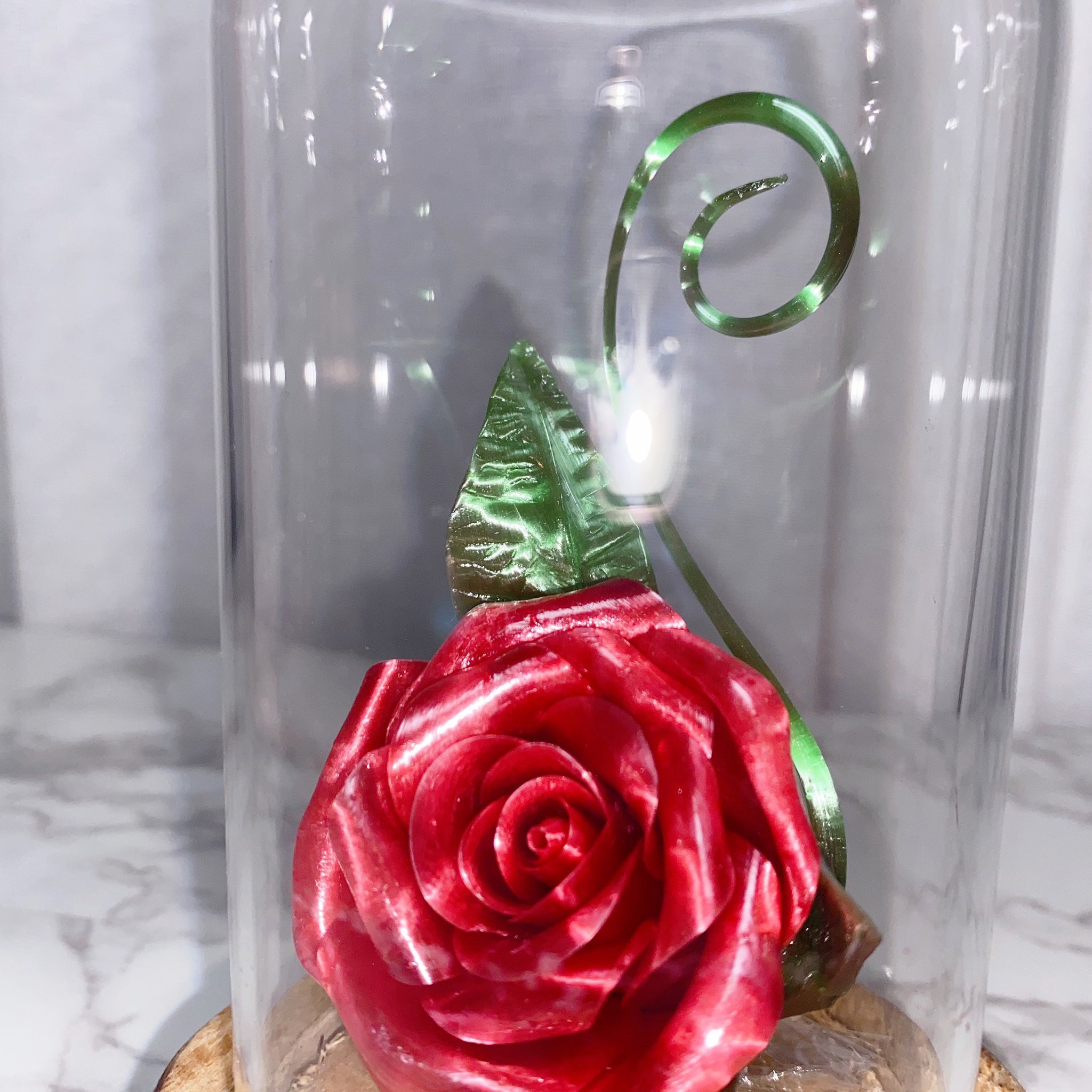 柊末 紗英 この前作った飴細工の薔薇に葉っぱとツルも作って付けてみました 100均で見つけたガラスドームに入れたら美女と野獣みたい 週末の飴職人 T Co W70ywydnk7 Twitter