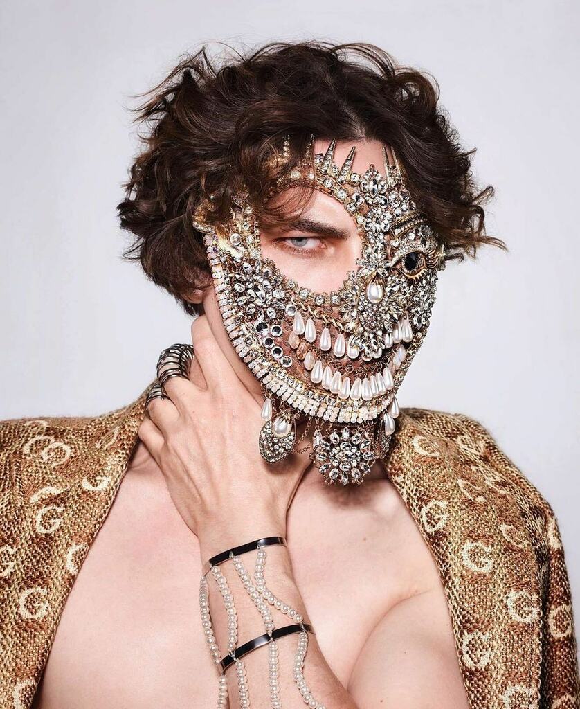 DiegoMontoya3D's tweet photo. 💎😁
@codyfern in my chandelier mask for @vman 
Photography @richardburbridge 
Styling @nicolaformichetti @marta.del.rio 
Makeup: @makiryoke 
Hair: @koji_ichikawa https://t.co/nlaLc4VQkj https://t.co/e1swYEmamZ