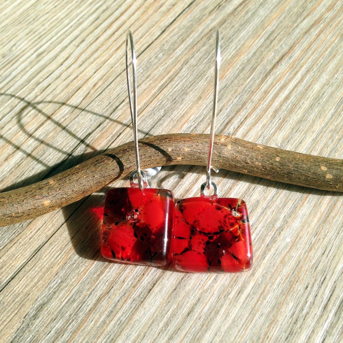 treptowglass's tweet photo. What a lovely Feedback I had on an order on Etsy. The bright red jewellery is available as earrings, kidney wire earrings, square and long pendants as well as matching cufflinks.

#customerfeedback #redjewelry #redearrings #kidneywire #coupleslook #partnerlook #roteohrringe #red https://t.co/ImTFg5t6cM