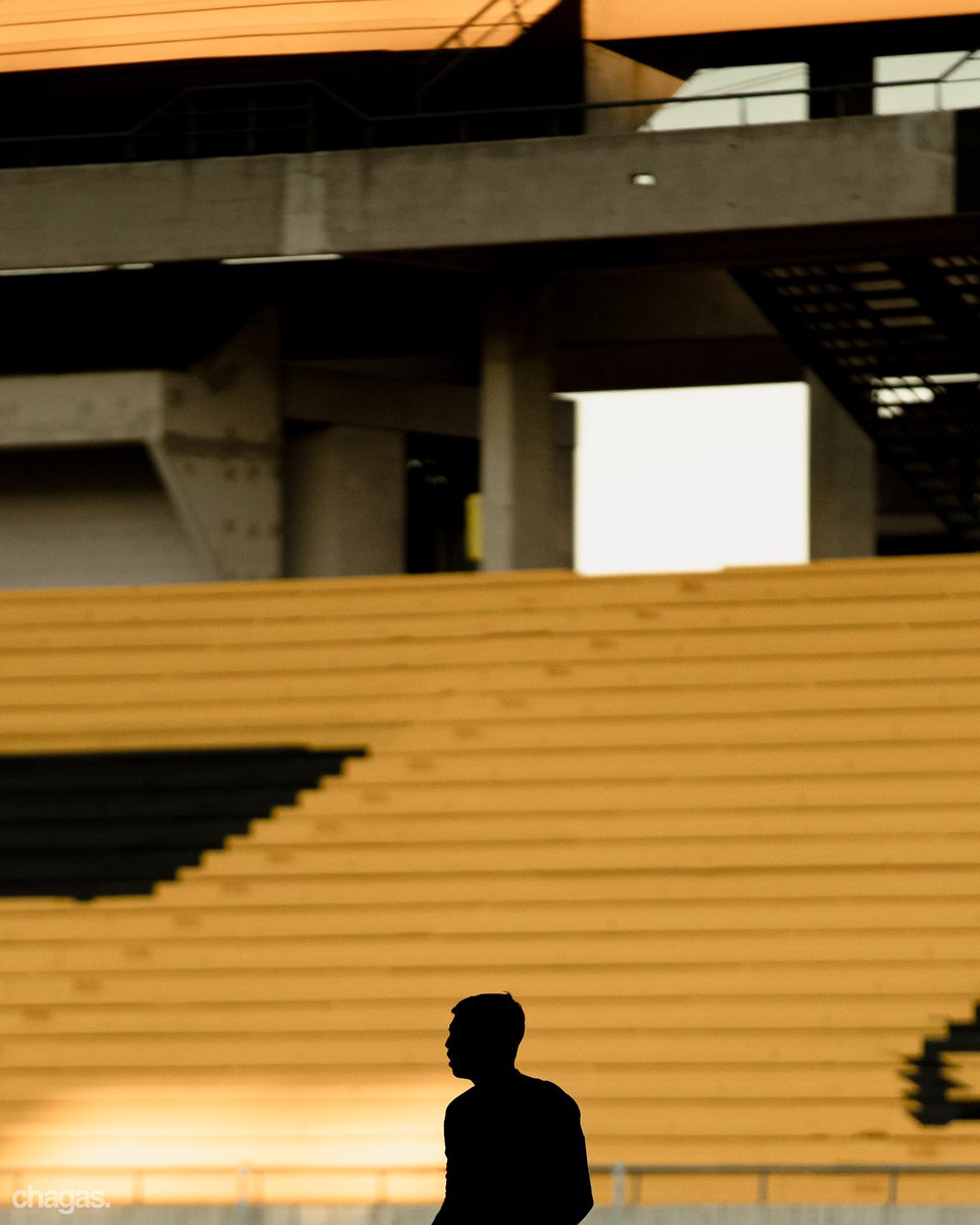 cocochagas's tweet photo. ¿Quién es?
Pista: no es de #Peñarol y, obviamente, fue tomada en el #CDS con la nueva pintura. https://t.co/Xf4NF0eGjg
