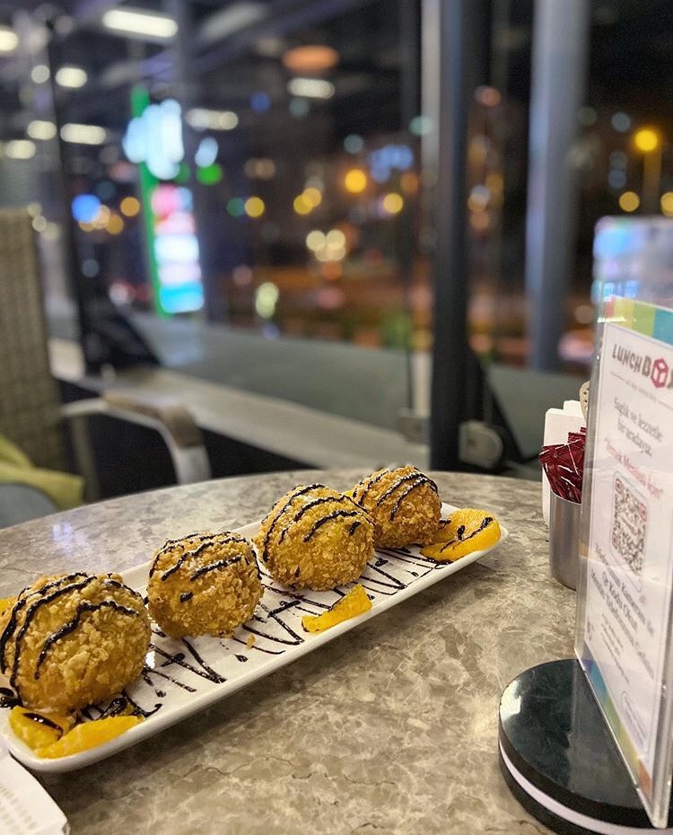 Keyifli Yaz akşamlarında sende kendini ödüllendir🤩 ve Lunchbox’ın enfes kızarmış dondurmasıyla 🍨 günün tüm yorgunluğunu unut😍  @lunchbox_kayseri 
#MixKayseri #YaşamMerkezi #Yaşam #Mutluluk #HayatıMixle #HayatBizeMixGibi