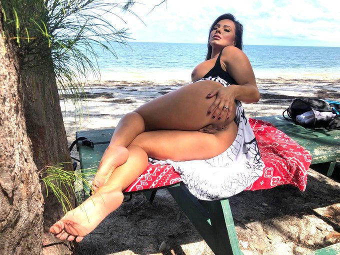 2 pic. Recuerda que en https://t.co/WU8FvbGWAV vas a encontrar mi mejor contenido sin censura y muy sexual<a href="/tag/latinas"class="tags"><span>#latinas</span></a><a href="/tag/wataa"class="tags"><span>#wataa</span></a>