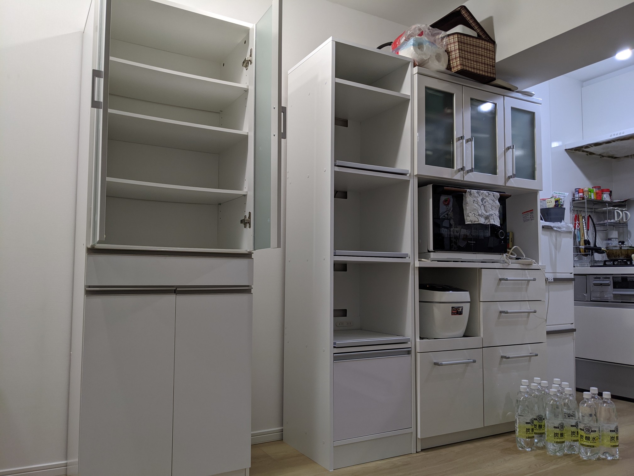 Akiva Miura Atid Ltd キッチン家電収納の本配置作業完了 棚の再配置と配線のために食器棚とその中身とキッチンボードを全て動かす必要があって疲れましたわ T Co V6c1ult0zt Twitter