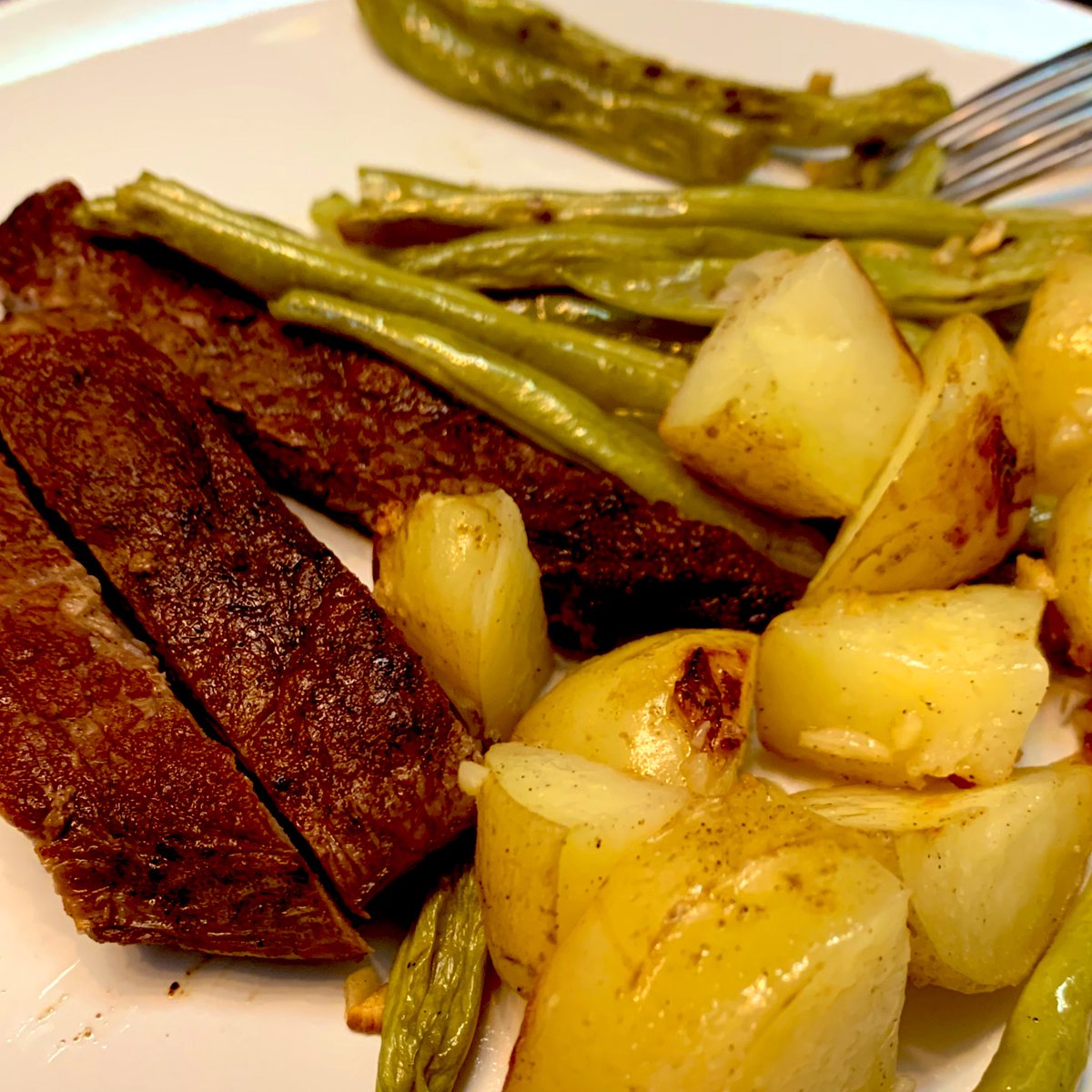 twyxstr's tweet image. pan-seared+oven-finished steak. took an hour to prepare everything and wala pang 30 minutes lusaw.
#coronacooking #badhashtags buti nalang hindi ako maghuhugas kekekekekekekekeke stream #DynamiteBTS