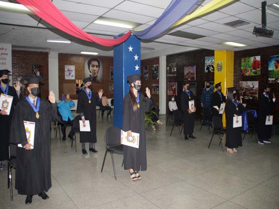 bqtovenezuela's tweet photo. Graduandos de Ingeniería del #NúcleoLara, juran por el honor, por la patria para consolidar la independencia total y absoluta #UnefaGraduaPatriotas @NicolasMaduro @vladimirpadrino @CTrompiz2 @angiolillofp @Marlonjuventud @unefa_vrro https://t.co/NNRGdgpAJx