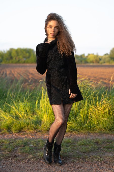 #fishnets and a #jacket. #goldenhour shooting. https://t.co/BMk1Y2igj8<a href="/tag/fishnets"class="tags">#fishnets</a><a href="/tag/jacket"class="tags">#jacket</a><a href="/tag/goldenhour"class="tags">#goldenhour</a>