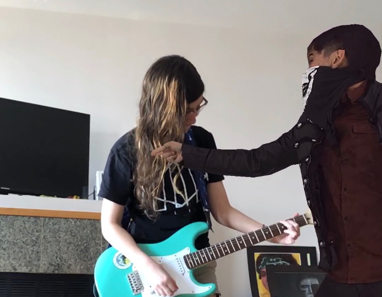 Emo_artist4life's tweet photo. Ok but why do I look like I could be @BrandonCTE ‘s sister in this or something? I mean I got the hair going, lol!
And why does @AndrewCTE look like he’s trying to argue with me over my guitar? 😂😅🎸
@CrownTheEmpire
#hologram #crowntheempire #machines #andyleo #brandonhoover https://t.co/t6fLO53eqt