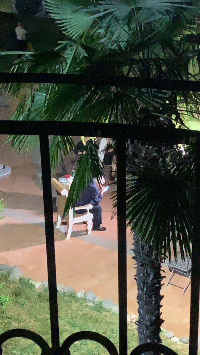 darioloc81's tweet photo. AIUTO RAGAZZI C’ERA UN TIZIO CHE GRIDAVA SOTTO LA NOSTRA FINESTRA NEL B&amp;B SONO USCITO IN MUTANDE PER DIRGLI DI SMETTERLA ED È SGARBI IN DIRETTA NAZIONALE TIPO https://t.co/gllzyJUveC