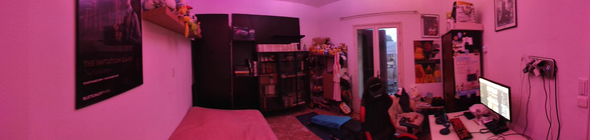 NSorikairo's tweet image. A la louche, j&apos;ai 4.2 mètre carré pour niquer le twitch game avec mes @philips Hue et mon Yeti de @BlueMicrophones.

Joke, faut une personnalité pour ça.

Rdv demain 13h14 pour une game de #CivilizationV en multi, squad stream avec @HabibKechrid peut être ? 😏