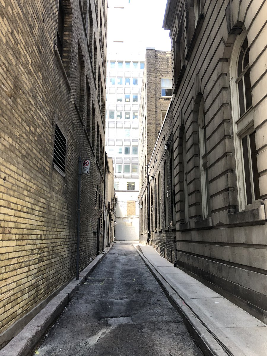 a killer in grips of religious mania stages protective “angels” complete with eviscerated lung-wings(in fact this alley is Ching Lane, jammed between the Lumsden Building’s Bowser’s castle brutalism and the Burkbeck Building’s Edwardian Baroque!)  #Hanniba  #HannibalSelfieTour