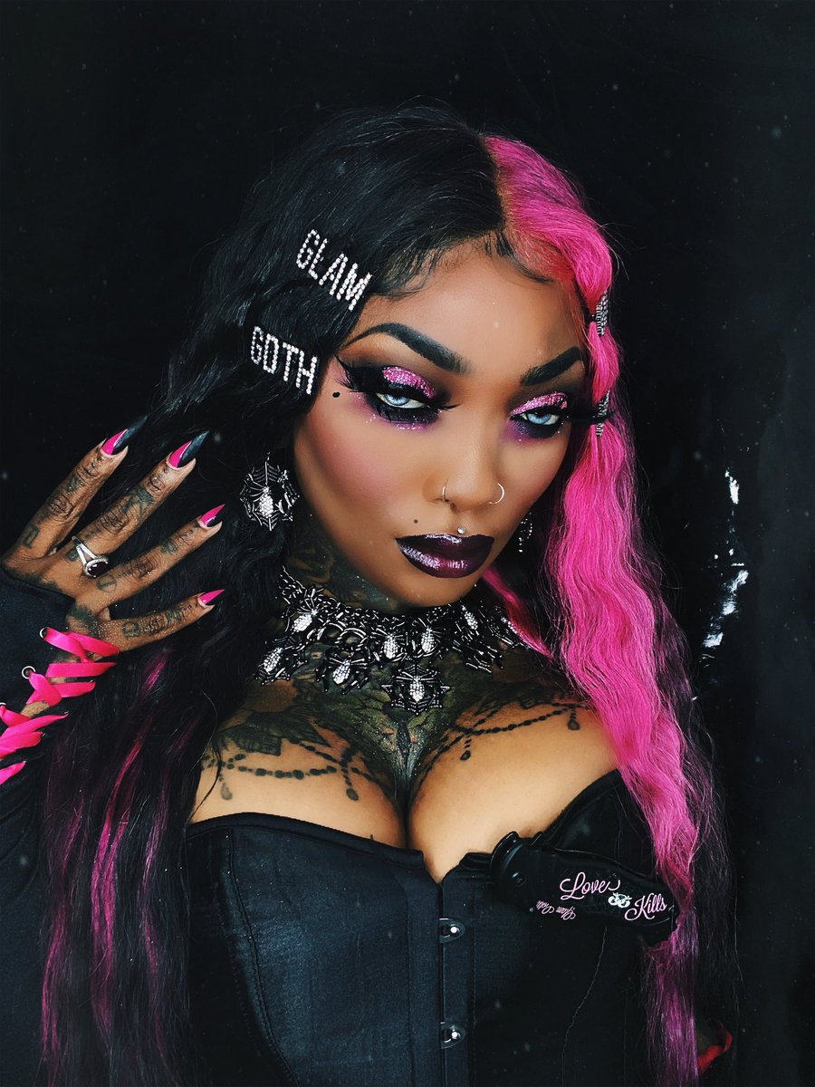GlamGothBeauty's tweet photo. 💖🔪🕷ℙ𝕚𝕟𝕜 𝕎𝕚𝕕𝕠𝕨🕷🔪💖 https://t.co/FKw80SheDF