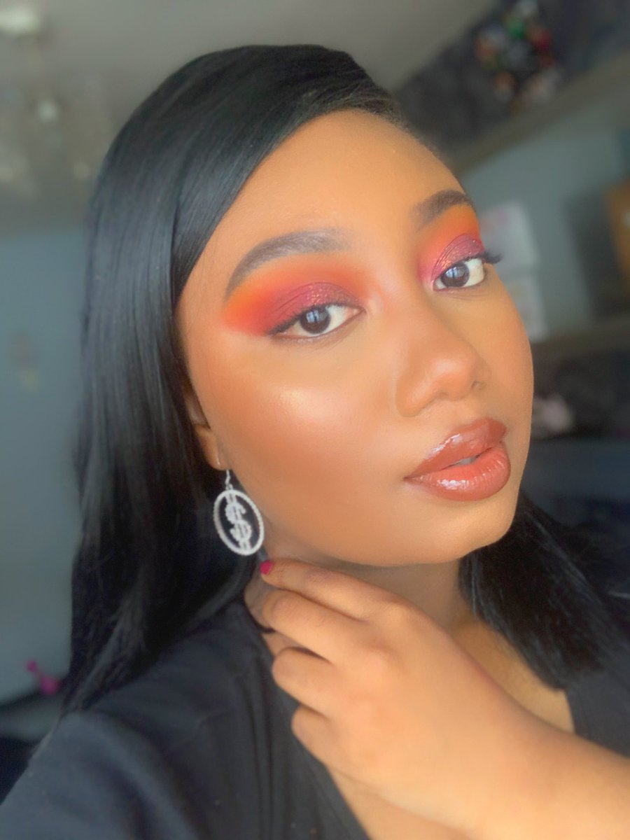savannahmakeupx's tweet photo. @MakeupRVLTN X Tammi Tropical Twilight Eyeshadow Palette and  Pout Bomb Plumping (Gloss Cookie) https://t.co/Bf4jWXQN2V